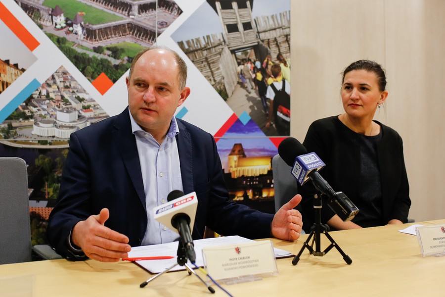 Konferencja prasowa marszałka Piotra Całbeckiego, któremu towarzyszą wicedyrektor Małgorzata Wiśniewska z Dep. Spraw Społecznych i Zdrowia oraz Michał Heller i Bartosz Wojtaczka z Wydziału Programowania Europejskiego; fot. Mikołaj Kuras dla UMWKP