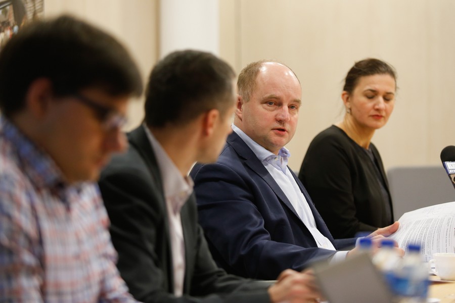 Konferencja prasowa marszałka Piotra Całbeckiego, któremu towarzyszą wicedyrektor Małgorzata Wiśniewska z Dep. Spraw Społecznych i Zdrowia oraz Michał Heller i Bartosz Wojtaczka z Wydziału Programowania Europejskiego; fot. Mikołaj Kuras dla UMWKP