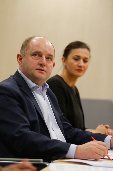 Konferencja prasowa marszałka Piotra Całbeckiego, któremu towarzyszą wicedyrektor Małgorzata Wiśniewska z Dep. Spraw Społecznych i Zdrowia oraz Michał Heller i Bartosz Wojtaczka z Wydziału Programowania Europejskiego; fot. Mikołaj Kuras dla UMWKP