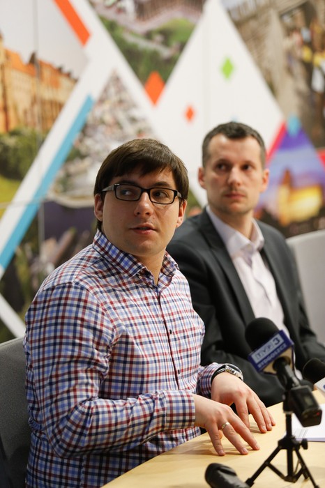 Konferencja prasowa marszałka Piotra Całbeckiego, któremu towarzyszą wicedyrektor Małgorzata Wiśniewska z Dep. Spraw Społecznych i Zdrowia oraz Michał Heller i Bartosz Wojtaczka z Wydziału Programowania Europejskiego; fot. Mikołaj Kuras dla UMWKP