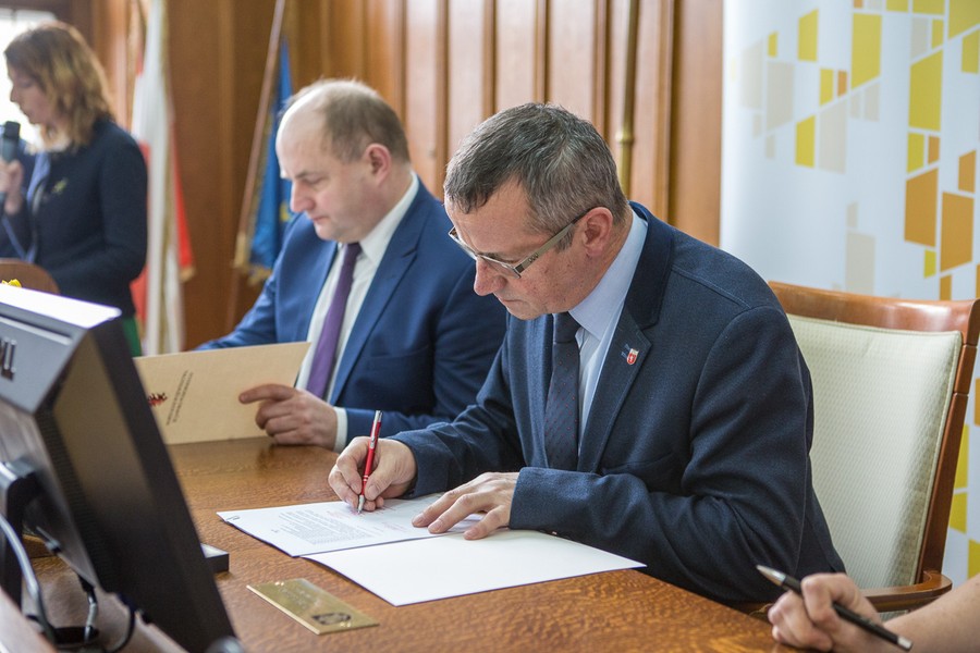 Uroczyste podpisanie umów o dofinansowaniu projektów termomodernizacji, fot. Szymon Zdziebło/Tarantoga.pl