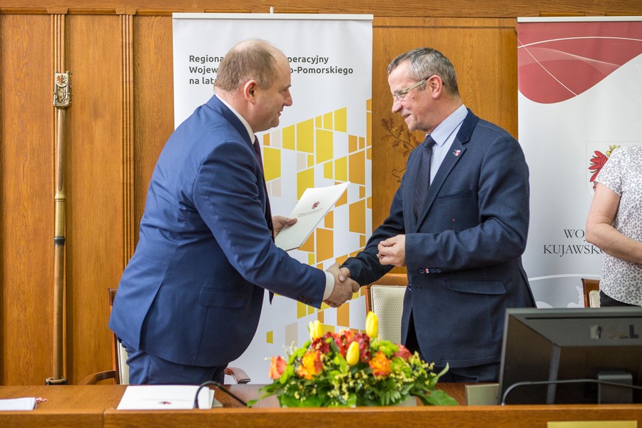 Uroczyste podpisanie umów o dofinansowaniu projektów termomodernizacji, fot. Szymon Zdziebło/Tarantoga.pl