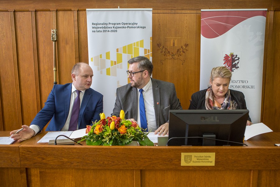 Uroczyste podpisanie umów o dofinansowaniu projektów termomodernizacji, fot. Szymon Zdziebło/Tarantoga.pl