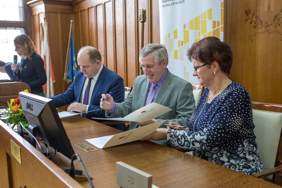 Uroczyste podpisanie umów o dofinansowaniu projektów termomodernizacji, fot. Szymon Zdziebło/Tarantoga.pl