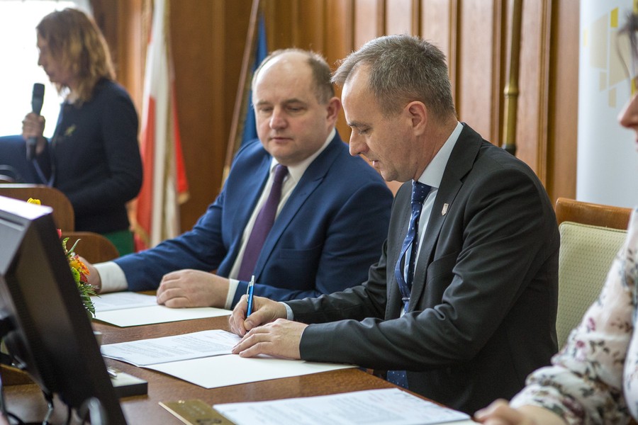 Uroczyste podpisanie umów o dofinansowaniu projektów termomodernizacji, fot. Szymon Zdziebło/Tarantoga.pl