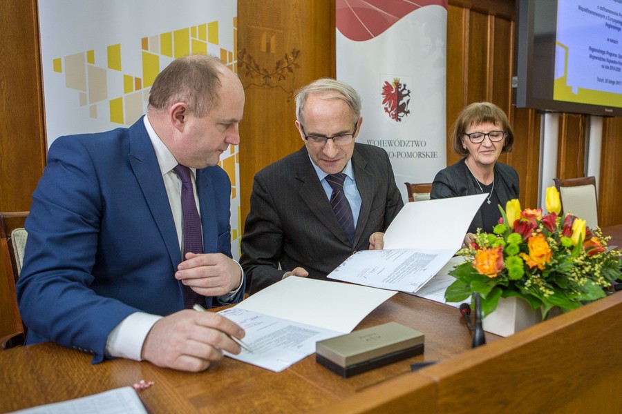 Uroczyste podpisanie umów o dofinansowaniu projektów termomodernizacji, fot. Szymon Zdziebło/Tarantoga.pl