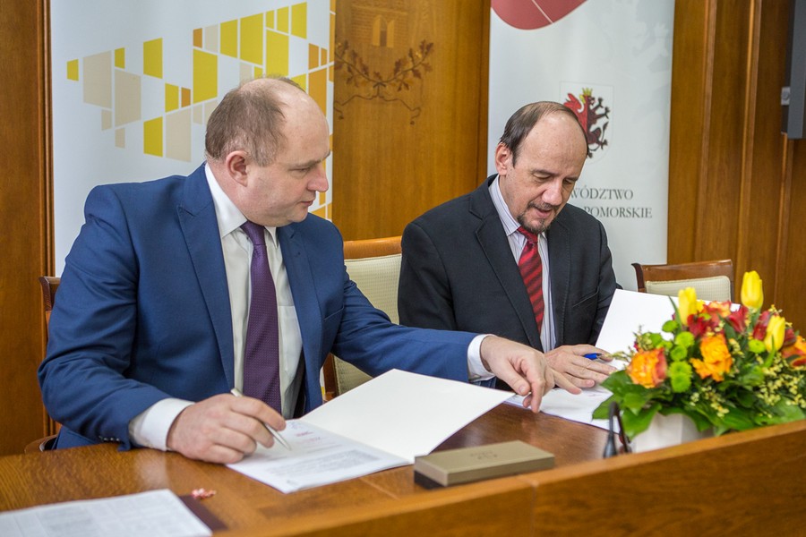 Uroczyste podpisanie umów o dofinansowaniu projektów termomodernizacji, fot. Szymon Zdziebło/Tarantoga.pl