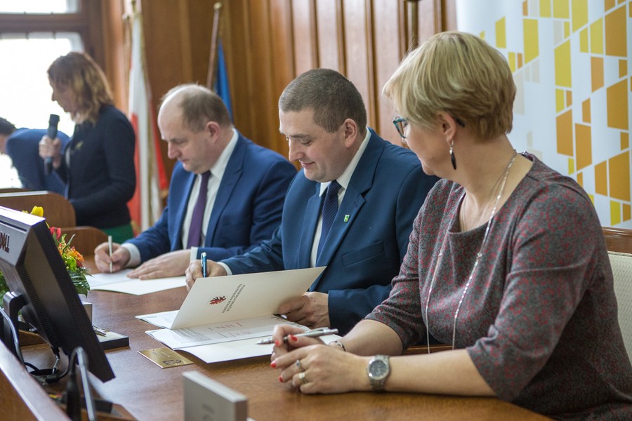 Uroczyste podpisanie umów o dofinansowaniu projektów termomodernizacji, fot. Szymon Zdziebło/Tarantoga.pl