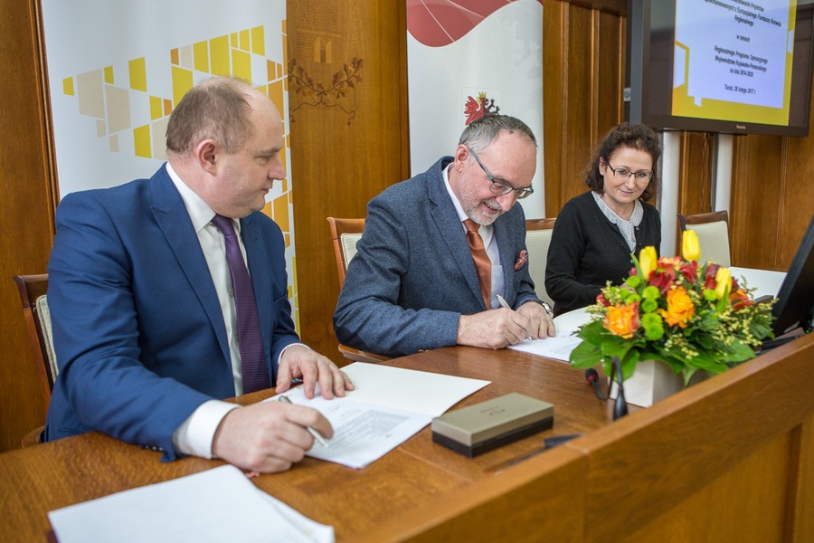 Uroczyste podpisanie umów o dofinansowaniu projektów termomodernizacji, fot. Szymon Zdziebło/Tarantoga.pl