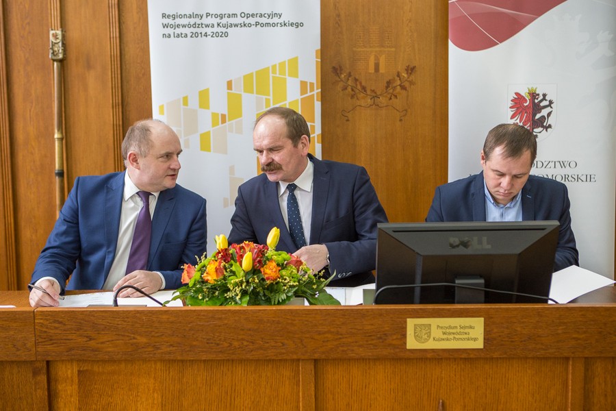 Uroczyste podpisanie umów o dofinansowaniu projektów termomodernizacji, fot. Szymon Zdziebło/Tarantoga.pl