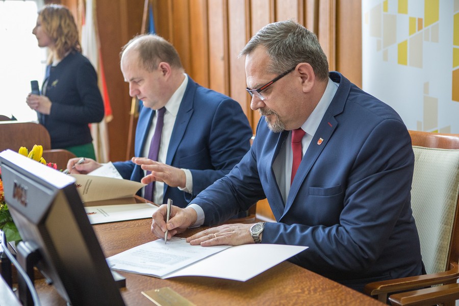 Uroczyste podpisanie umów o dofinansowaniu projektów termomodernizacji, fot. Szymon Zdziebło/Tarantoga.pl