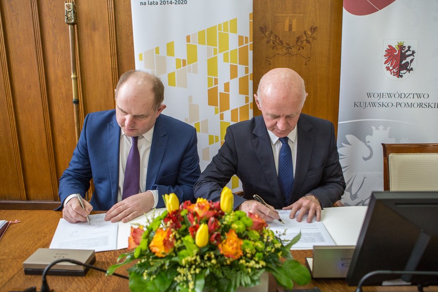 Umowę o dofinansowaniu inwestycji w Specjalnym Ośrodku Szkolno-Wychowawczym nr 2 w Grudziądzu podpisali marszałek Piotr Całbecki oraz prezydent Grudziądza Robert Malinowski, fot. Szymon Zdziebło/Tarantoga.pl