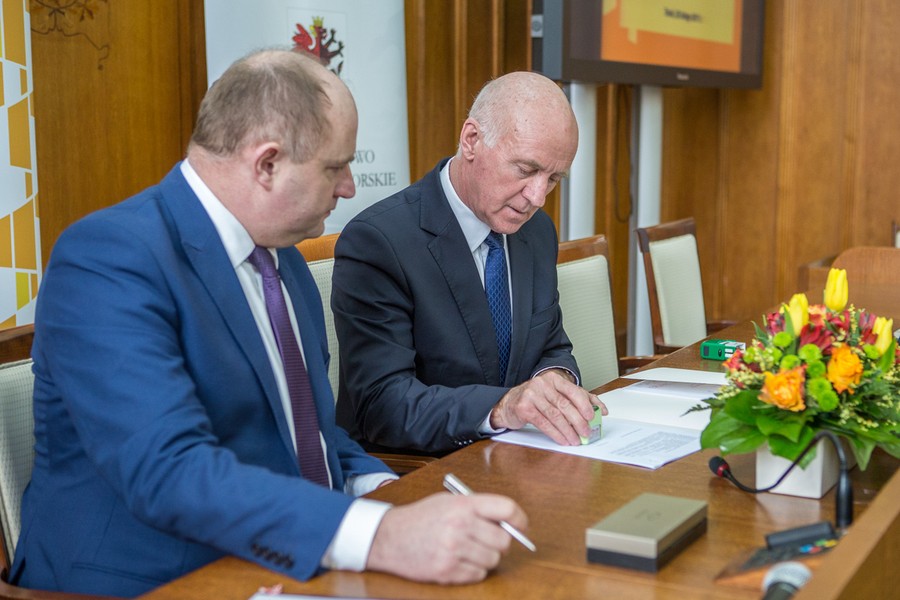 Umowę o dofinansowaniu inwestycji w Specjalnym Ośrodku Szkolno-Wychowawczym nr 2 w Grudziądzu podpisali marszałek Piotr Całbecki oraz prezydent Grudziądza Robert Malinowski, fot. Szymon Zdziebło/Tarantoga.pl