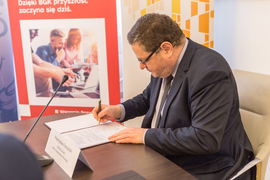 Uroczystość podpisania umowy w siedzibie Banku Gospodarstwa Krajowego, fot. Szymon Zdziebło/Tarantoga.pl