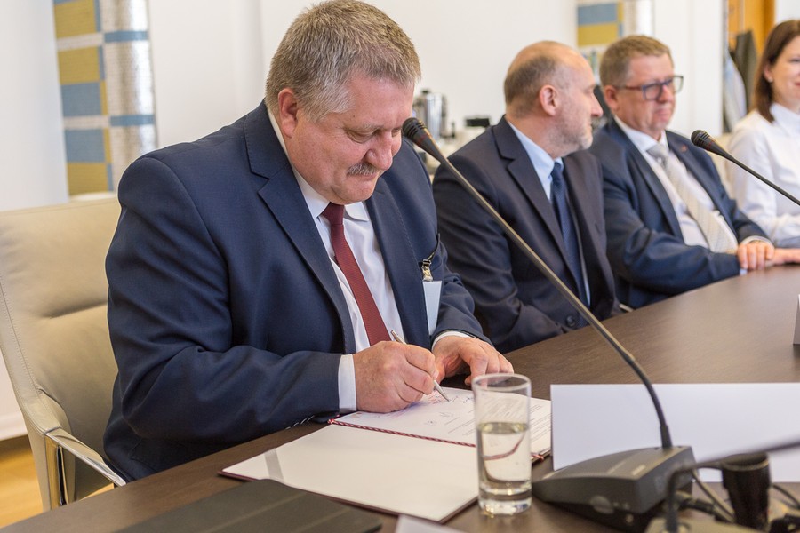 Uroczystość podpisania umowy w siedzibie Banku Gospodarstwa Krajowego, fot. Szymon Zdziebło/Tarantoga.pl