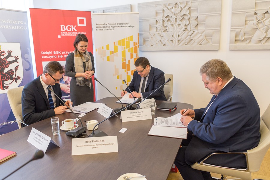 Uroczystość podpisania umowy w siedzibie Banku Gospodarstwa Krajowego, fot. Szymon Zdziebło/Tarantoga.pl