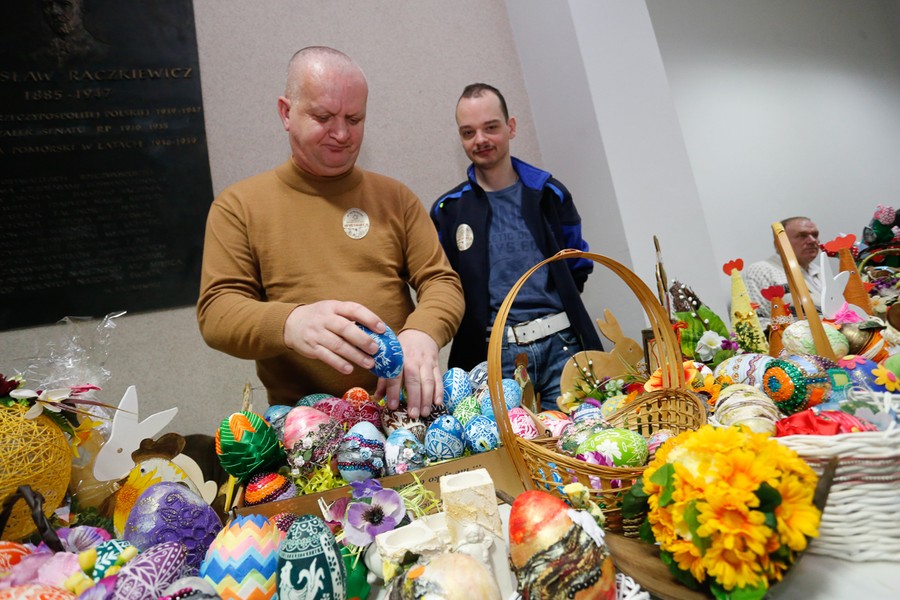 Wystawa rękodzieła osób niepełnosprawnych „My też potrafimy” w Urzędzie Marszałkowskim, fot. Mikołaj Kuras
