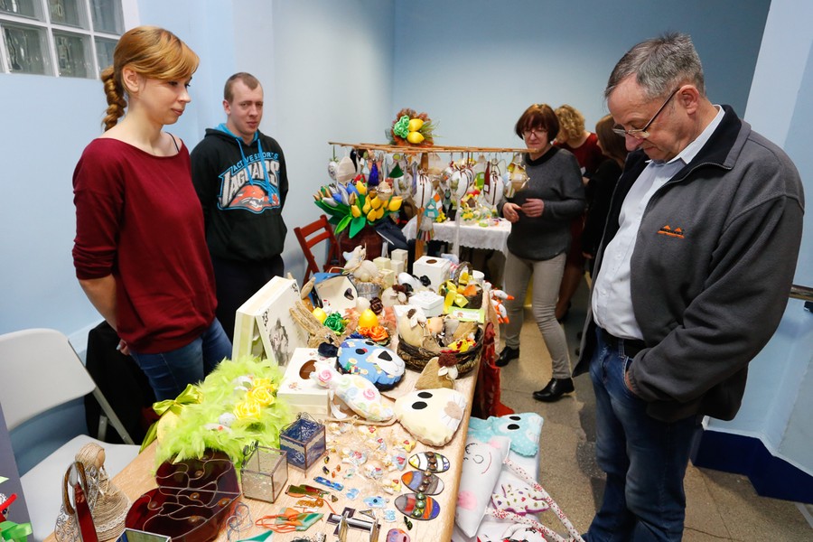 Wystawa rękodzieła osób niepełnosprawnych „My też potrafimy” w Urzędzie Marszałkowskim, fot. Mikołaj Kuras