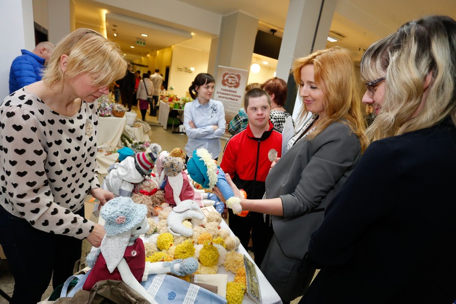 Wystawa rękodzieła osób niepełnosprawnych „My też potrafimy” w Urzędzie Marszałkowskim, fot. Mikołaj Kuras