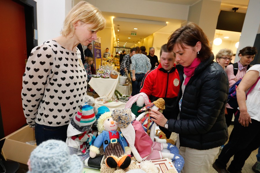 Wystawa rękodzieła osób niepełnosprawnych „My też potrafimy” w Urzędzie Marszałkowskim, fot. Mikołaj Kuras