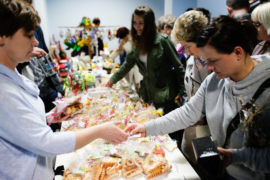 Wystawa rękodzieła osób niepełnosprawnych „My też potrafimy” w Urzędzie Marszałkowskim, fot. Mikołaj Kuras