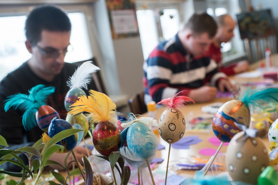 Warsztaty przygotowywania ozdób wielkanocnych przez podopiecznych WTZ „Modrzew” w Bydgoszczy, fot. Tymon Markowski