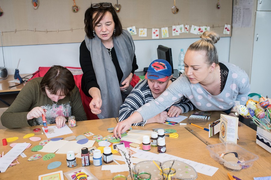 Warsztaty przygotowywania ozdób wielkanocnych przez podopiecznych WTZ „Modrzew” w Bydgoszczy, fot. Tymon Markowski