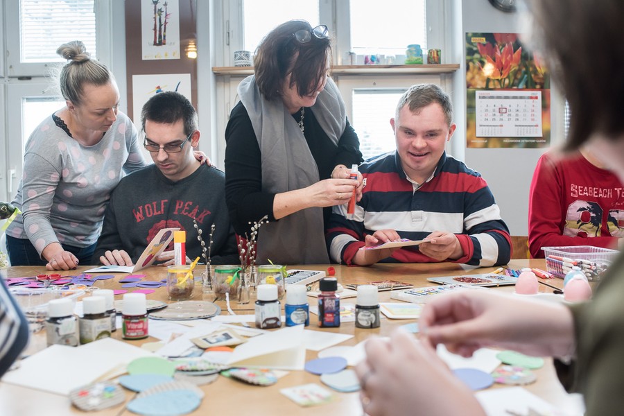 Warsztaty przygotowywania ozdób wielkanocnych przez podopiecznych WTZ „Modrzew” w Bydgoszczy, fot. Tymon Markowski