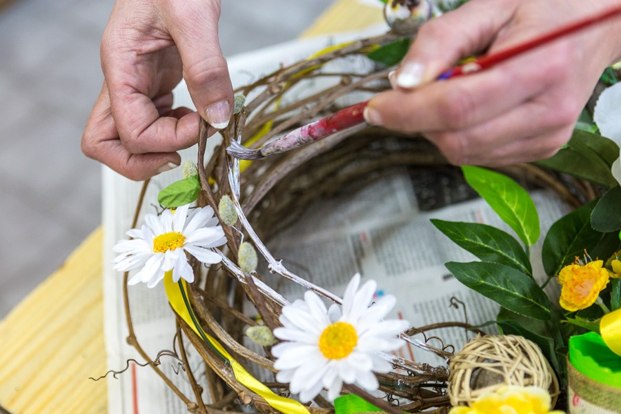 Warsztaty przygotowywania ozdób wielkanocnych w WTZ „Bratanek” w Toruniu, fot. Szymon Zdziebło/Tarntoga.pl