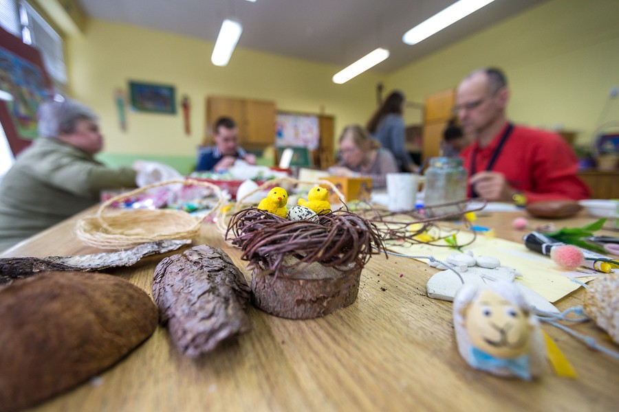 Warsztaty przygotowywania ozdób wielkanocnych w WTZ „Bratanek” w Toruniu, fot. Szymon Zdziebło/Tarntoga.pl