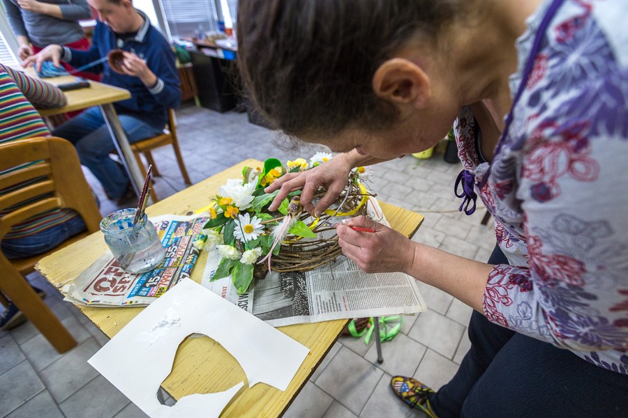 Warsztaty przygotowywania ozdób wielkanocnych w WTZ „Bratanek” w Toruniu, fot. Szymon Zdziebło/Tarntoga.pl