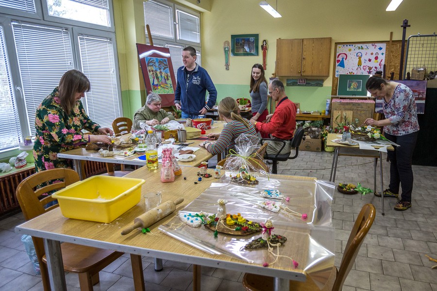 Warsztaty przygotowywania ozdób wielkanocnych w WTZ „Bratanek” w Toruniu, fot. Szymon Zdziebło/Tarntoga.pl