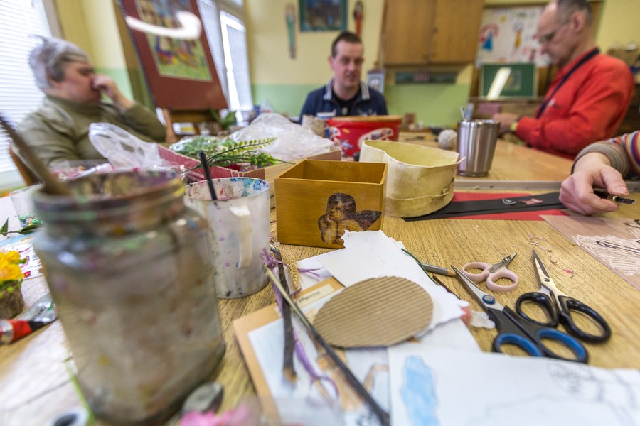 Warsztaty przygotowywania ozdób wielkanocnych w WTZ „Bratanek” w Toruniu, fot. Szymon Zdziebło/Tarntoga.pl
