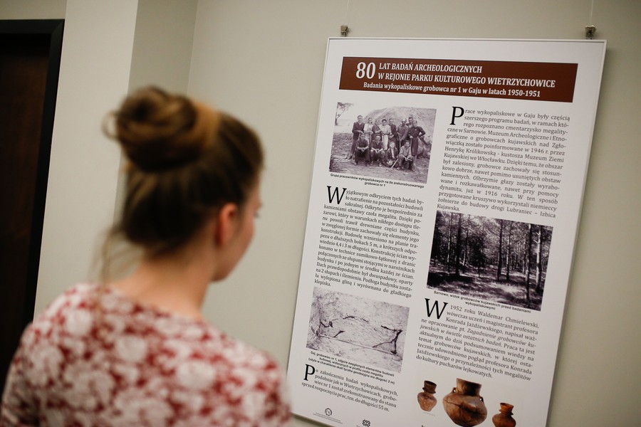 Wystawa „Park Kulturowy Wietrzychowice. 80 lat badań archeologicznych”, którą można oglądać w Urzędzie Marszałkowskim, fot. Mikołaj Kuras