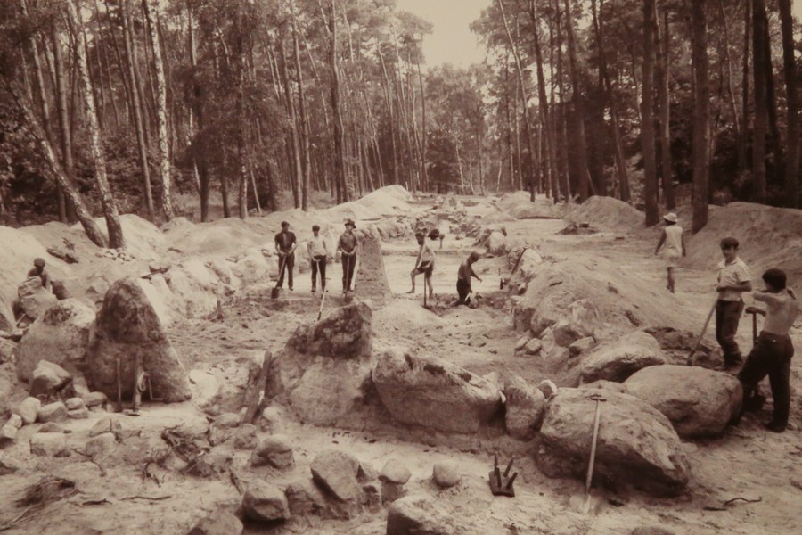 Zdjęcia prezentowane na wystawie „Park Kulturowy Wietrzychowice. 80 lat badań archeologicznych”, którą można oglądać w Urzędzie Marszałkowskim
