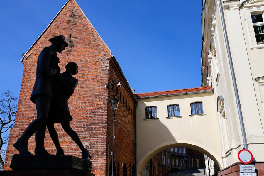Pomnik ułana z dziewczyną w Grudziądzu fot. Mikołaj Kuras