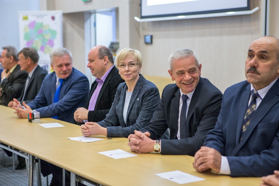 26.04.2017 r., Uroczystość podpisania umowy z wykonawcą przebudowy drogi wojewódzkiej nr 265, fot. Szymon Zdziebło/tarantoga.pl