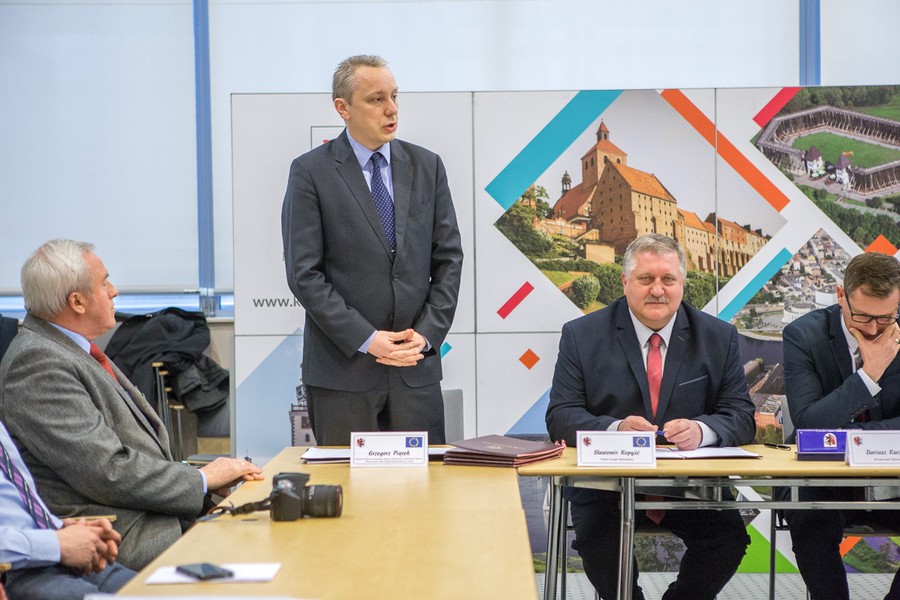 26.04.2017 r., Uroczystość podpisania umowy z wykonawcą przebudowy drogi wojewódzkiej nr 265, fot. Szymon Zdziebło/tarantoga.pl