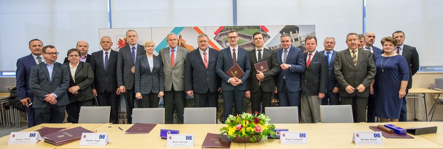 26.04.2017 r., Uroczystość podpisania umowy z wykonawcą przebudowy drogi wojewódzkiej nr 265, fot. Szymon Zdziebło/tarantoga.pl