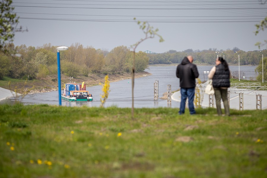 25.04.2017 r., Rejs kontenerowy płynął przez Włocławek , fot. Szymon Zdziebło/tarantoga.pl