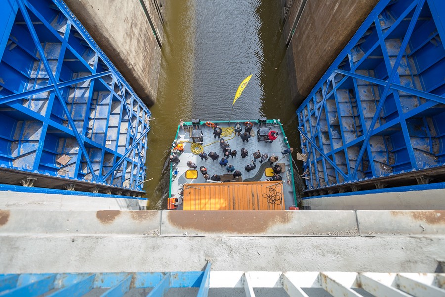25.04.2017 r., Przy tamie włocławskiej miało miejsce śluzowanie barki, fot. Szymon Zdziebło/tarantoga.pl