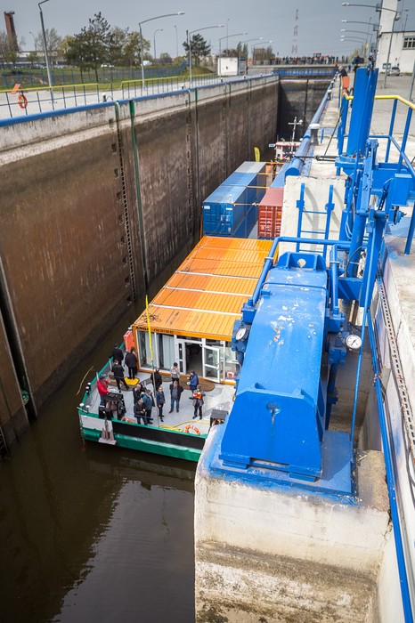 25.04.2017 r., Przy tamie włocławskiej miało miejsce śluzowanie barki, fot. Szymon Zdziebło/tarantoga.pl