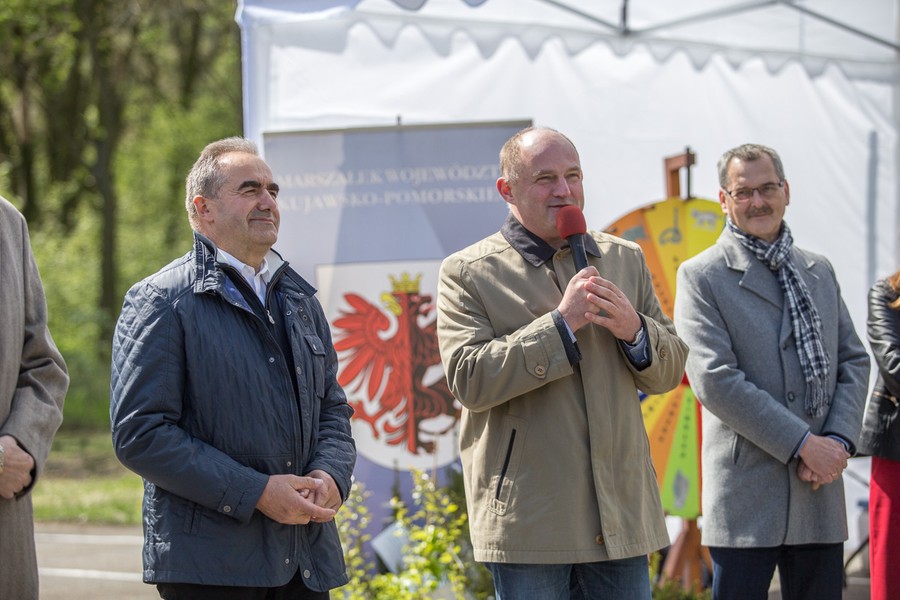 Sadzenie drzewek w Parku Tysiąclecia, fot. Szymon Zdziebło/tarantoga.pl dla UMWKP