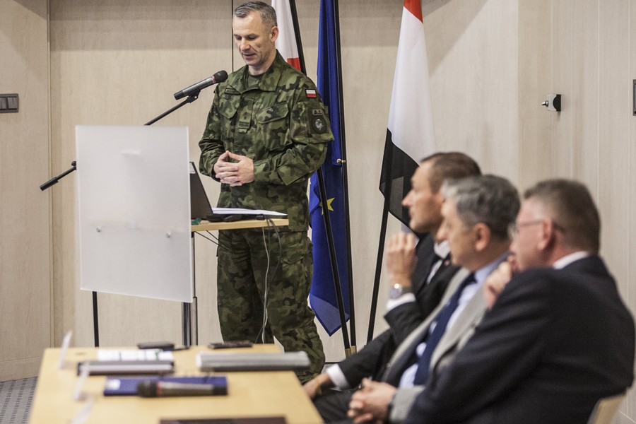 Szkolenie obronne kadry kierowniczej Urzędu Marszałkowskiego i wojewódzkich samorządowych jednostek organizacyjnych oraz samorządów należących do Stowarzyszenia Salutaris, fot. Andrzej Goiński