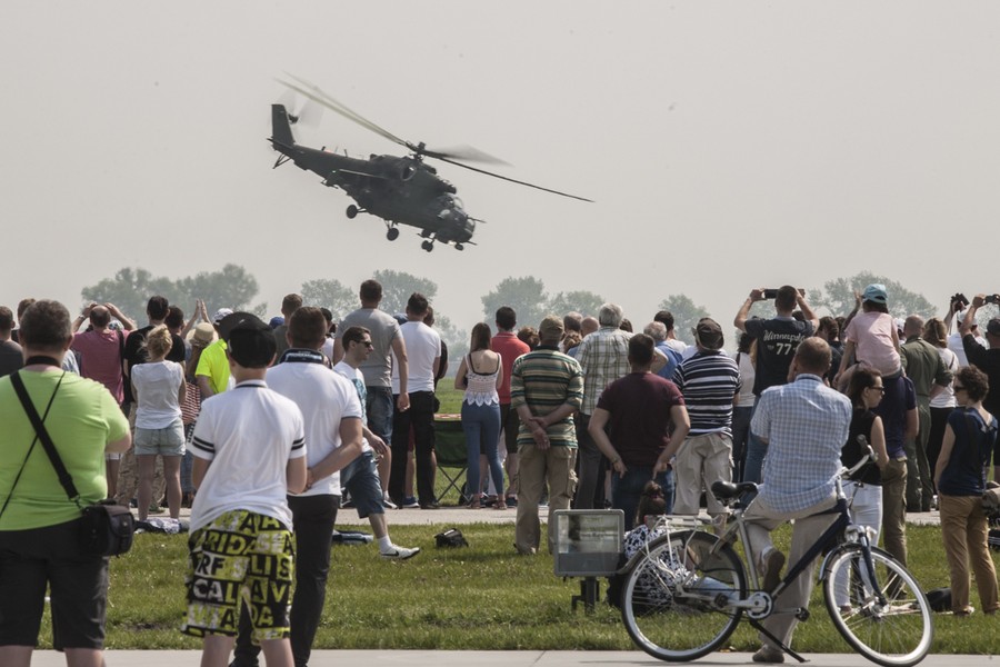 20.05.2017 r., Pokazy lotnicze z okazji 5. Kujawskiego Pikniku Śmigłowcowego w Latkowie, fot. Andrzej Goiński/UMWKP