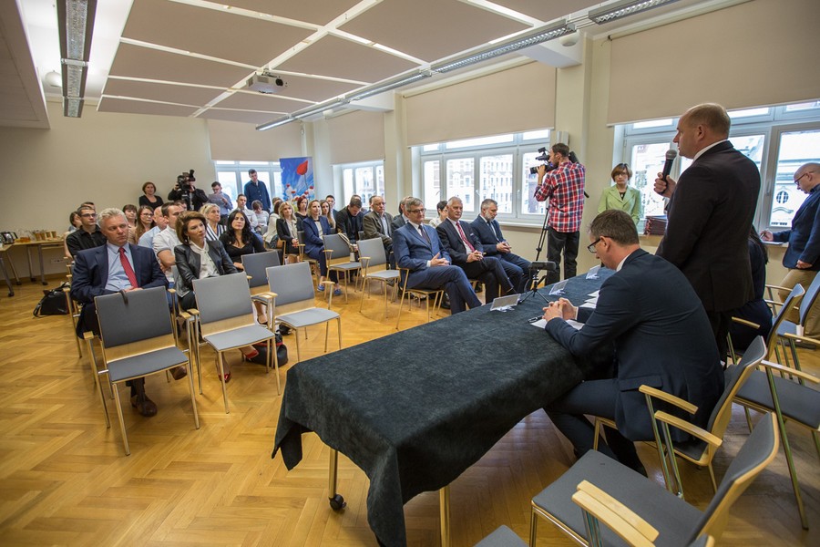 24.05.2017 r., Uroczystość wręczenia umów o dofinansowanie projektów w ramach Programu Rozwoju Obszarów Wiejskich w Urzędzie Marszałkowskim, fot. Szymon Zdziebło/tarantoga.pl dla UMWKP