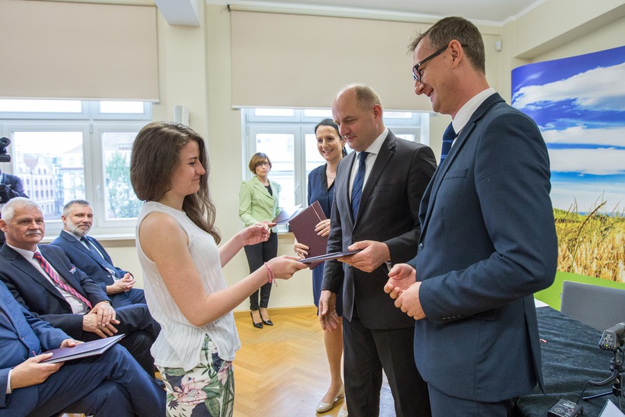 24.05.2017 r., Uroczystość wręczenia umów o dofinansowanie projektów w ramach Programu Rozwoju Obszarów Wiejskich w Urzędzie Marszałkowskim, fot. Szymon Zdziebło/tarantoga.pl dla UMWKP