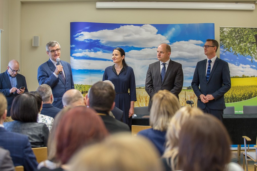 24.05.2017 r., Uroczystość wręczenia umów o dofinansowanie projektów w ramach Programu Rozwoju Obszarów Wiejskich w Urzędzie Marszałkowskim, fot. Szymon Zdziebło/tarantoga.pl dla UMWKP