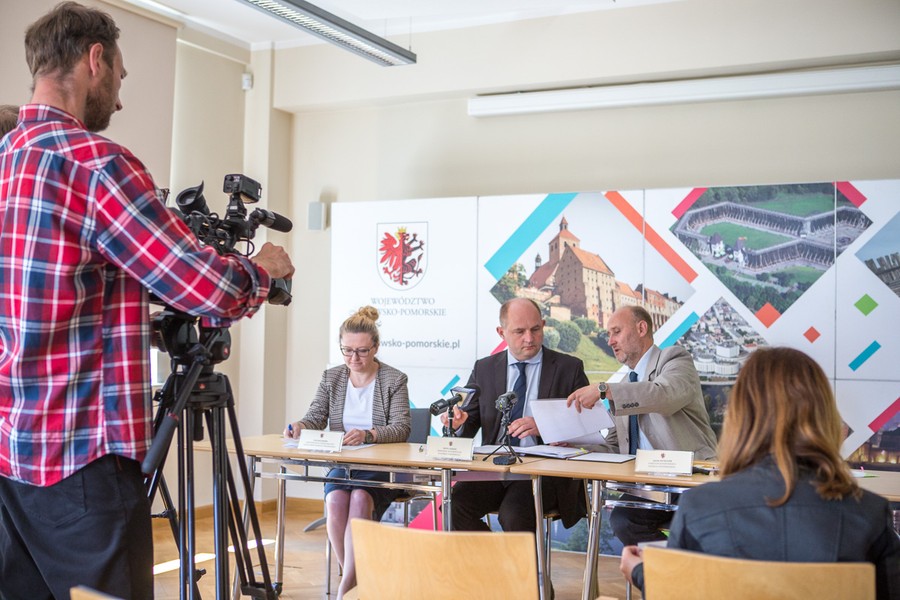 25.05.2017 r., Konferencja marszałka Piotra Całbeckiego po majowym posiedzeniu Komitetu Monitorującego RPO, fot. Szymon Zdziebło/tarantoga.pl dla UMWKP