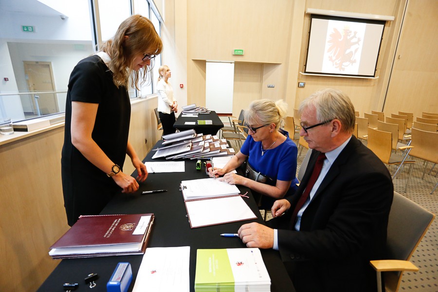 Uroczyste podpisanie umów w Urzędzie Marszałkowskim, fot. Mikołaj Kuras